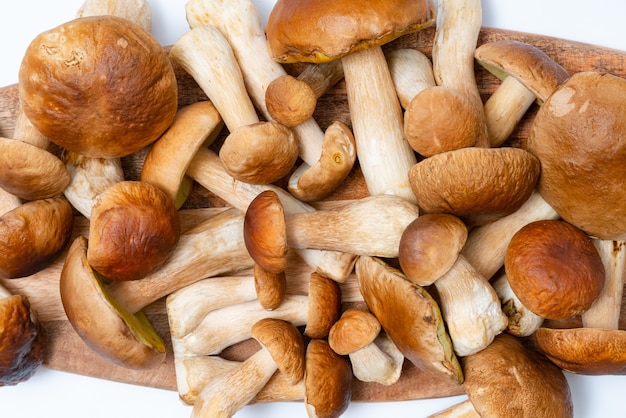 Setas boletus edulis en una mesa de cocina