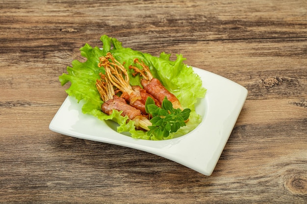 setas enoki asadas con tocino