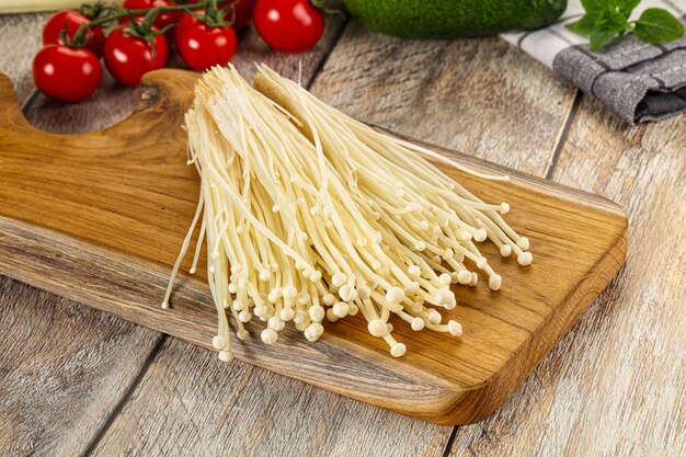 setas enoki crudas para cocinar