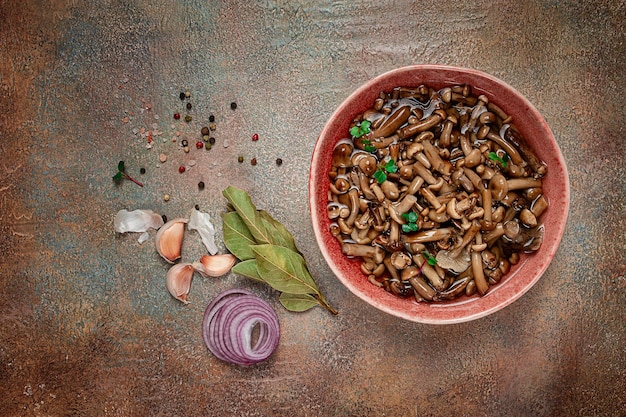 Foto setas de miel encurtidas en un cuenco caseras vista superior no hay gente