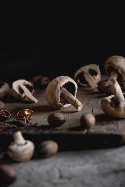 Setas y nueces sobre tabla de madera rústica.