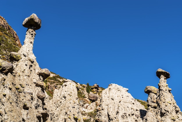 Setas de piedra la erosión eólica de las rocas Rusia Altai Valle Chulyshman Tracto Akkurum