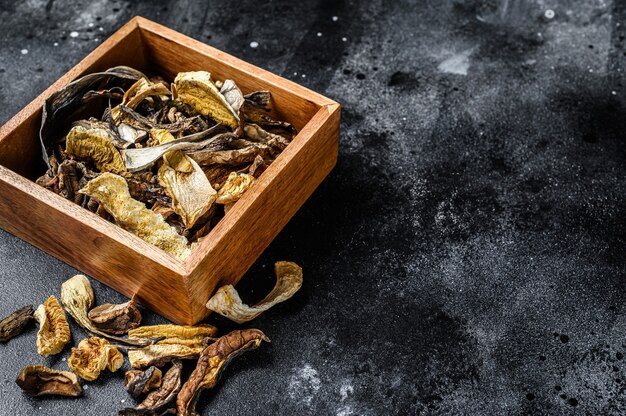 Setas secas silvestres Boletus en una caja de madera