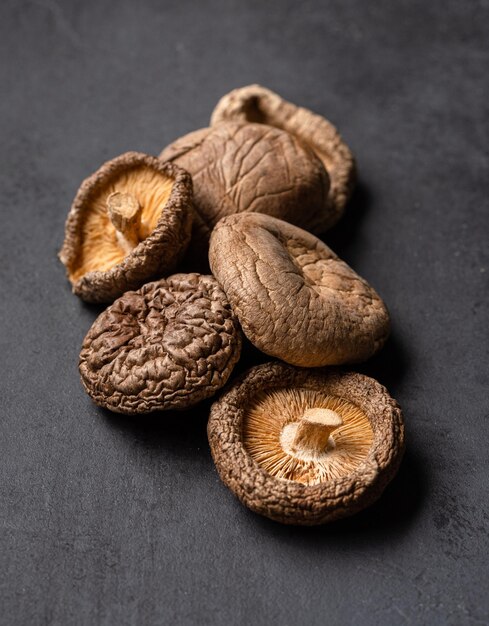 Foto setas shiitake secas sobre fondo negro vista de primer plano encima de la mesa