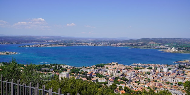 Sete paseo marítimo panorámico del puerto de la ciudad en Languedoc-Roussillon Sur de Francia