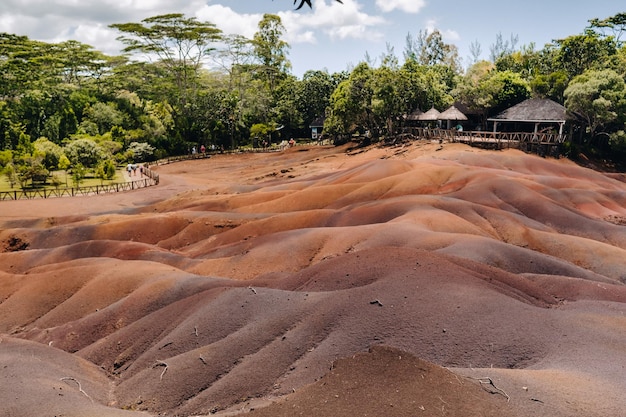 Sete terras coloridas na reserva natural das Maurícias Chamarel A floresta verde está atrás de nós Ilha das Maurícias