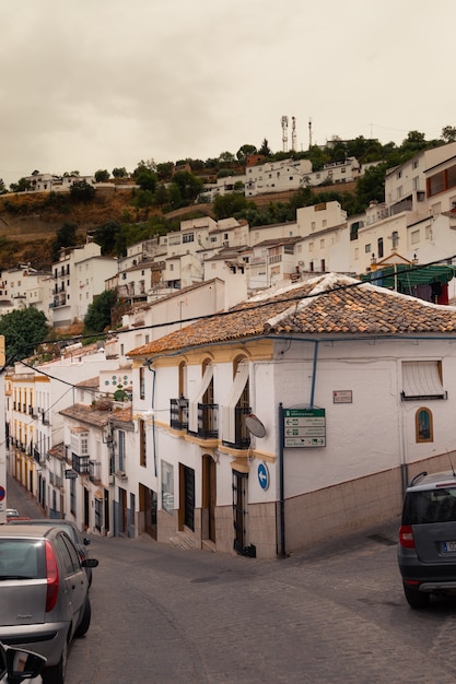 Setenil de las Bodegas, uno de los famosos pueblos blancos de la región de Cádiz en Andalucía, España.