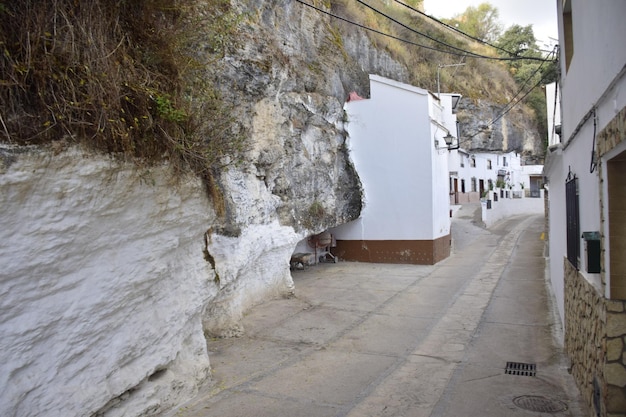 Setenil de las bodegas Spanien 08. november 2019 Straße mit Wohnungen in Felsüberhängen über Rio Trejo Andalusien Spanien gebaut