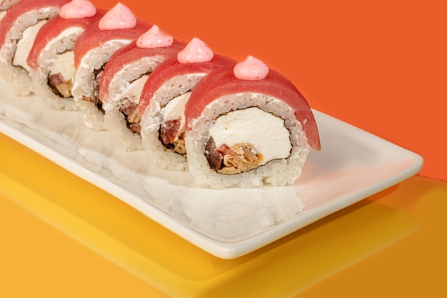 Sets de sushi com caviar, camarão, atum, abacate e queijo da Filadélfia em um prato branco