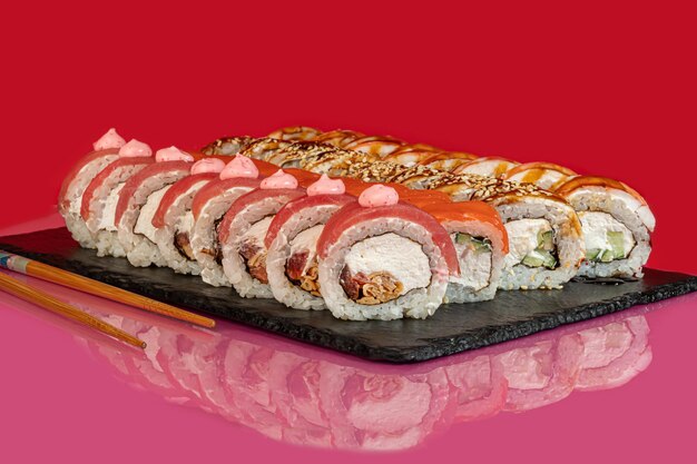 Sets de sushi com caviar, camarão, atum, abacate e queijo da Filadélfia em um prato branco