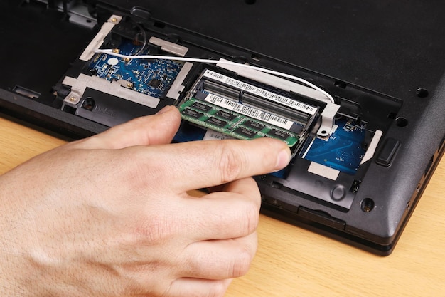 Setzen Sie das RAM-Board in den Steckplatz im Laptop ein