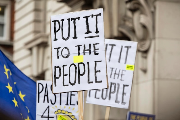 Setzen Sie es bei einem politischen Protest in London auf das Anti-Brexit-Banner
