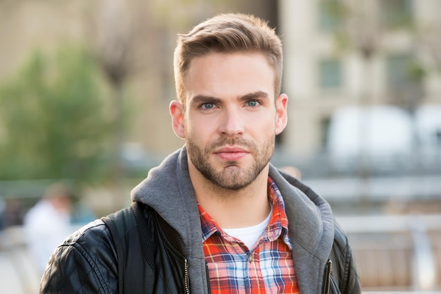 Seu cabelo está no seu melhor. Homem bonito com cabelo estilizado. Homem barbudo com cabelo estiloso, barba e bigode. Cuidando do cabelo com a barba por fazer. Barbearia. Salão de cabeleireiro.