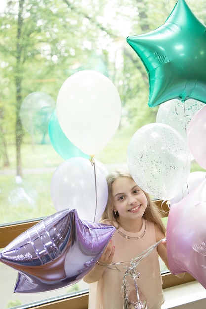 Seu dia especial. Festa de aniversário. Felicidade e alegria. Serviço de decoração de balões de arte. Menina com balões comemora aniversário. É minha festa. Festa de aniversário. As ideias celebram o aniversário dos adolescentes.