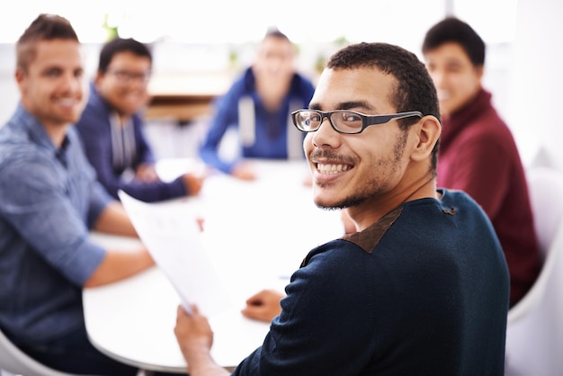 Seu relatório de progresso tem todo mundo sorrindo Foto de um grupo de caras em uma reunião