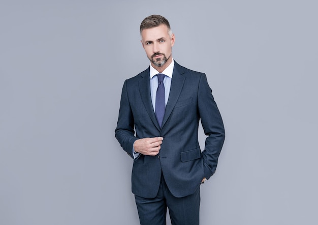 Seu visual é um grande empresário ou gerente masculino formal de moda profissional com barba ceo