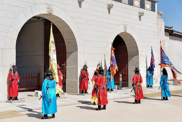 Seúl, Corea del Sur - 11 de marzo de 2016: Guardias reales mientras la ceremonia de cambio de guardia en la puerta Gwanghwamun del Palacio Gyeongbokgung, Seúl, Corea del Sur