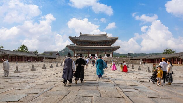 Foto seúl corea del sur 17 de junio de 2023 el palacio de gyeongbokgung es un famoso monumento histórico que los viajeros visitan en vacaciones