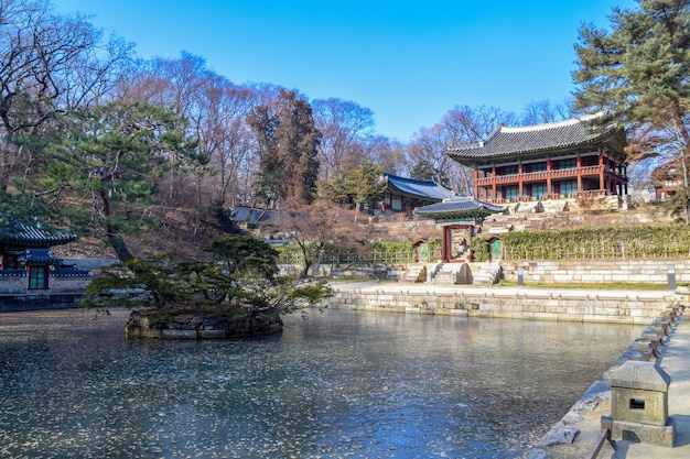 SeúlCorea del Sur 1122020 Pabellón JuhamnuJardín secreto del Palacio Changdeokgung Seúl Corea del Sur