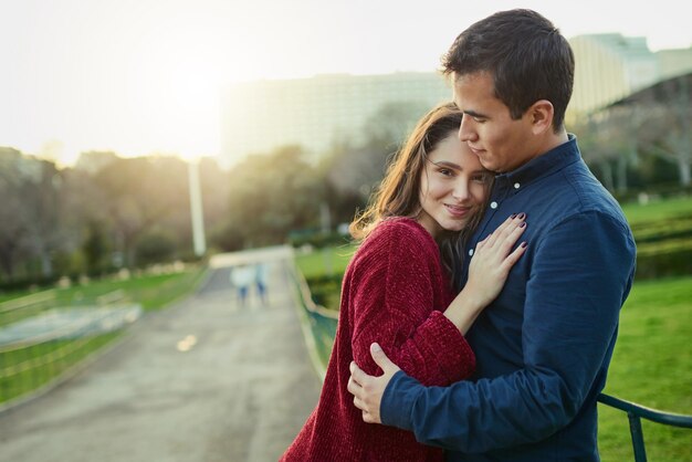 Seus braços parecem em casa Foto de um jovem casal feliz se abraçando ao ar livre