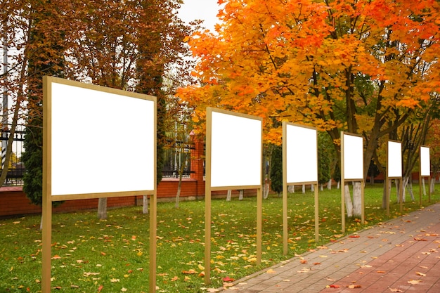 Foto seus outdoors vazios no fundo de árvores de outono seus layouts em um fundo bonito