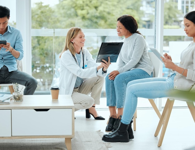 Seus resultados estão na foto de uma médica madura e seu paciente discutindo seus últimos resultados na sala de espera