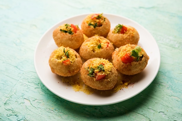 Sev puri: bocadillo indio y un tipo de chaat. Popular en Mumbai pune de Maharashtra. Es una comida al borde de la carretera que también se sirve como entrante en los restaurantes.