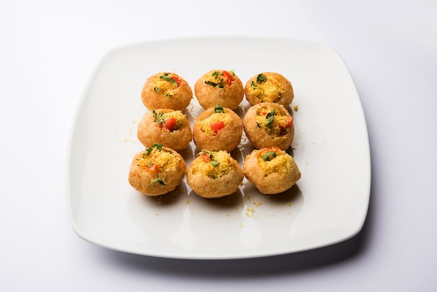 Sev Puri - Indischer Snack und eine Art Chaat. Beliebt in Mumbai Pune aus Maharashtra. Es ist ein Essen am Straßenrand, das auch als Vorspeise in Restaurants serviert wird