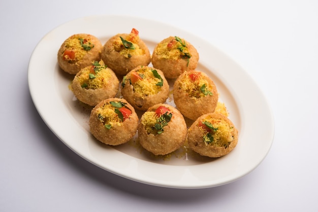 Sev Puri - Indischer Snack und eine Art Chaat. Beliebt in Mumbai Pune aus Maharashtra. Es ist ein Essen am Straßenrand, das auch als Vorspeise in Restaurants serviert wird