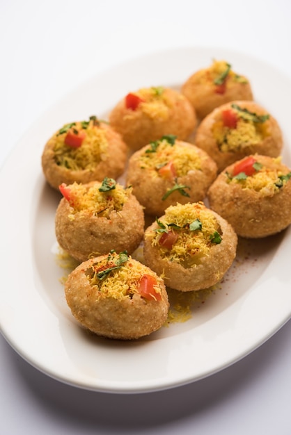 Sev Puri - Indischer Snack und eine Art Chaat. Beliebt in Mumbai Pune aus Maharashtra. Es ist ein Essen am Straßenrand, das auch als Vorspeise in Restaurants serviert wird
