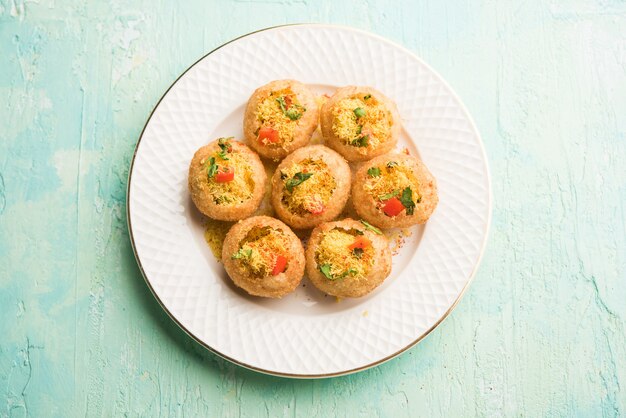 Sev Puri - Indischer Snack und eine Art Chaat. Beliebt in Mumbai Pune aus Maharashtra. Es ist ein Essen am Straßenrand, das auch als Vorspeise in Restaurants serviert wird