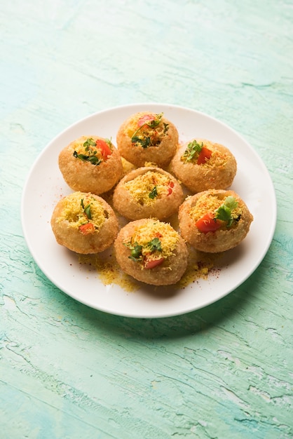 Sev Puri - Indischer Snack und eine Art Chaat. Beliebt in Mumbai Pune aus Maharashtra. Es ist ein Essen am Straßenrand, das auch als Vorspeise in Restaurants serviert wird