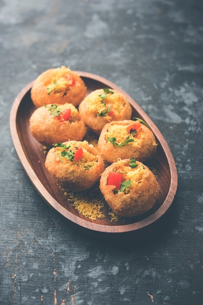 Sev puri - petisco indiano e uma espécie de chaat. popular em mumbai pune de maharashtra. é uma comida de beira de estrada também servida como entrada em restaurantes