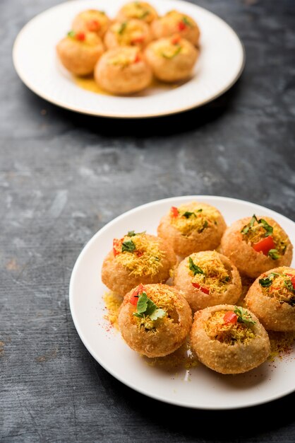 Foto sev puri - petisco indiano e uma espécie de chaat. popular em mumbai pune de maharashtra. é uma comida de beira de estrada também servida como entrada em restaurantes