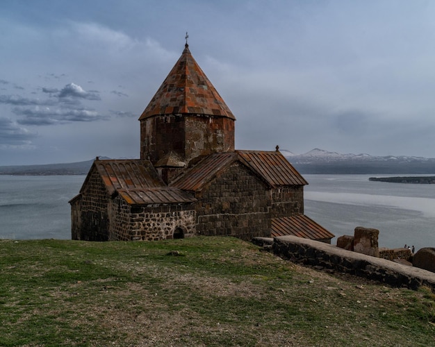 Sevanavank es un complejo de monasterio ubicado en la orilla del lago Sevan en Armenia