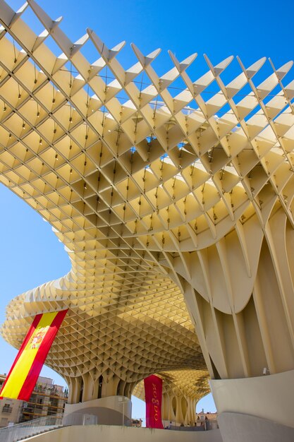 SEVILLA, ESPAÑA - 14 DE SEPTIEMBRE: Metropol Parasol en la Plaza de la Encarnación el 14 de septiembre de 2011 en Sevilla, España. J. Mayer H. arquitectos, está hecho de madera aglomerada con un revestimiento de poliuretano.