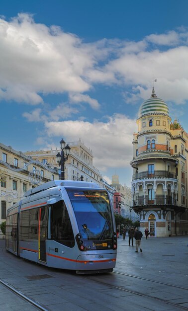 Foto sevilla españa 15 de noviembre de 2018 tranvía que transporta a personas en la parte central de la ciudad de zaragoza españa