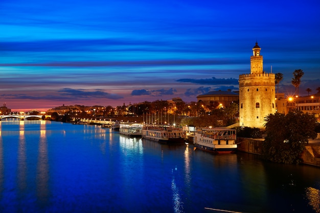 Sevilla-sonnenuntergangskyline torre del oro in sevilla