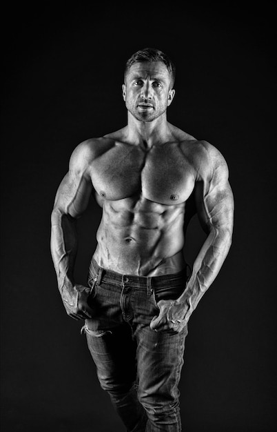 Sexappeal Sexy Mann mit nacktem Oberkörper schwarzem Hintergrund Athletischer Typ mit sexy nacktem Oberkörper Wellness und Körperpflege Bodybuilding und Fitness Attraktiv und sexy Gesund ist sexy