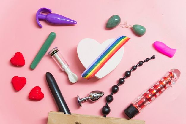 Sexspielzeug für Erwachsene auf rosa Hintergrund