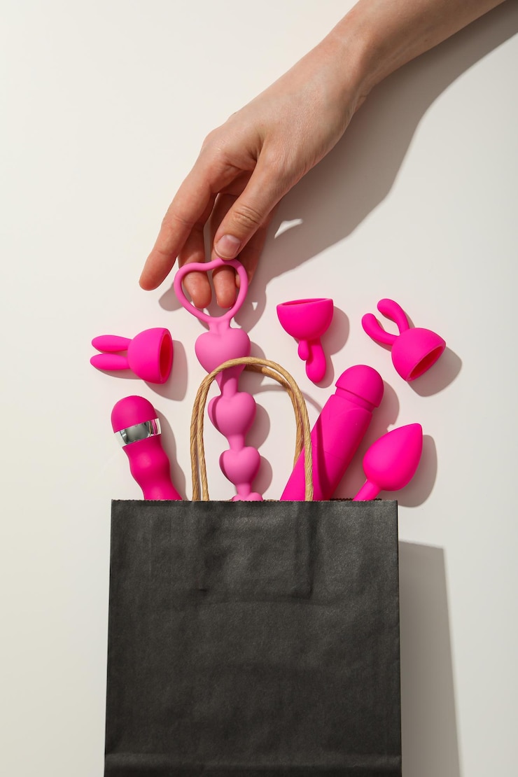 Foto sexspielzeug läuft aus einer papiertüte, draufsicht