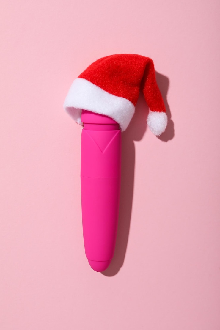 Foto sexspielzeug mit weihnachtsmannmütze von oben