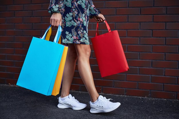 Sexta-feira preta. Mulher segurando sacos de papel na mão. Centro de compras.