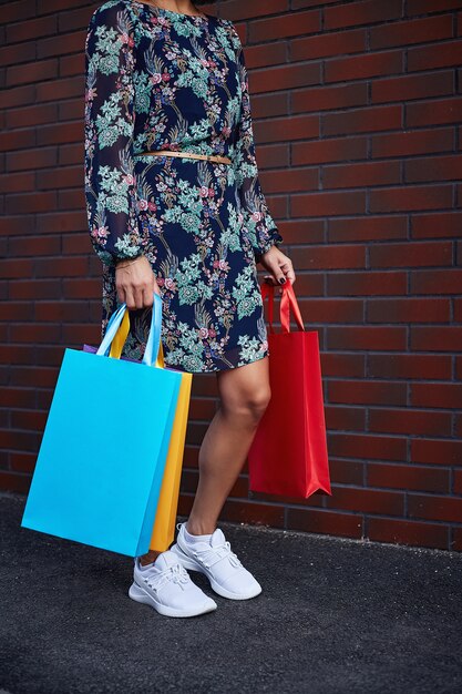 Sexta-feira preta. Mulher segurando sacos de papel na mão. Centro de compras.