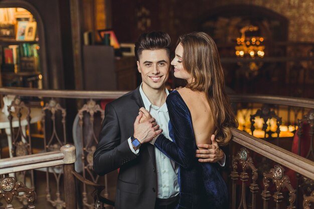 Sexuelles leidenschaftliches Paar in eleganten Abendkleidern Luxuriöses Interieur Modeaufnahme