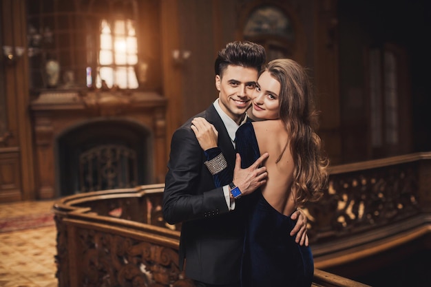 Sexuelles leidenschaftliches Paar in eleganten Abendkleidern Luxuriöses Interieur Modeaufnahme