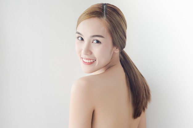 sexy asiatische Frau mit Schönheitsgesicht und perfekter Haut