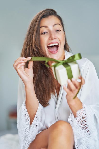 Sexy Brünette Frau schlecht mit Geschenkbox