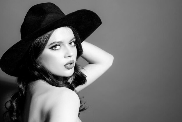 sexy, elegante, mujer, en, sombrero negro, estilo retro, moda, retrato, aislado