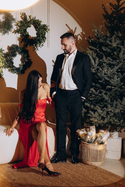 sexy, elegante, pareja, año nuevo, árbol